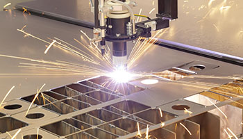 maquina industrial cortando metal